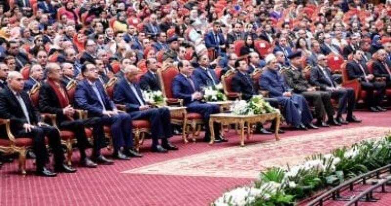 الرئيس السيسي يداعب الطالبة صفاء طه: إبقى ارسمي حاجة ليا