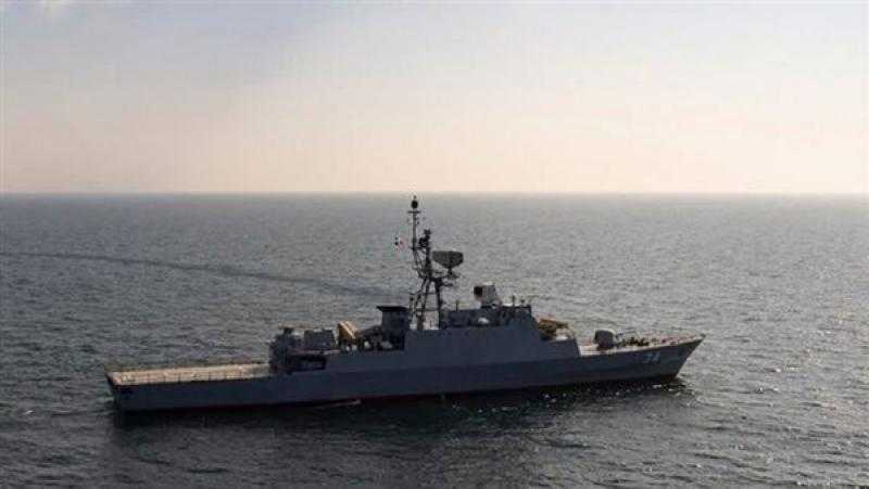 سفينة تستغيث بعد تعرضها لقصف في البحر بالقرب من اليمن