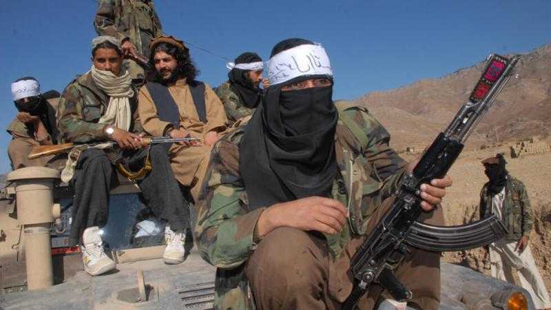 عاجل.. طالبان تشن هجومًا على مواقع عسكرية للجيش الباكستاني