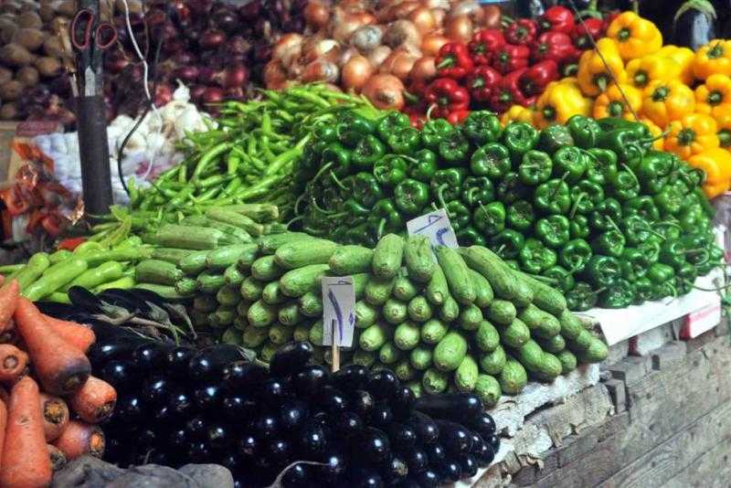 انخفاض أسعار بعض الخضار والفاكهة في سوق العبور صباح اليوم