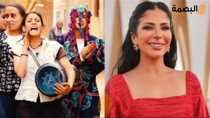 منى زكي وبوستر فيلم رفعت عيني للسما