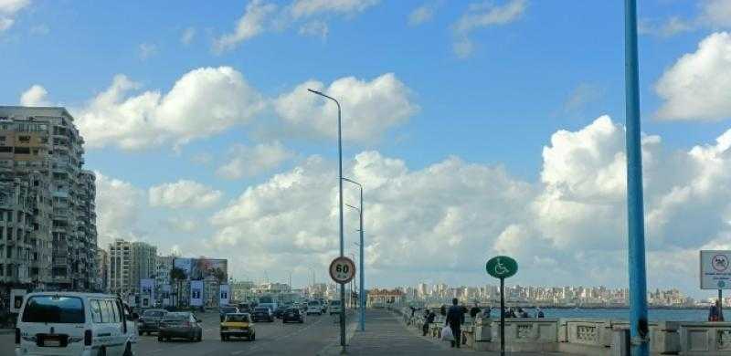 انخفاض في درجات الحرارة ونشاط للرياح على سواحل الإسكندرية