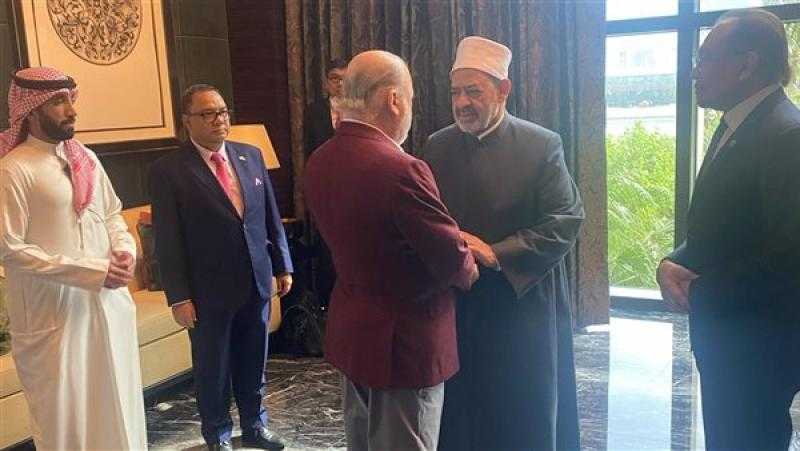ملك ماليزيا يقطع لقاء رئيس الوزراء ويصر على توديع شيخ الأزهر