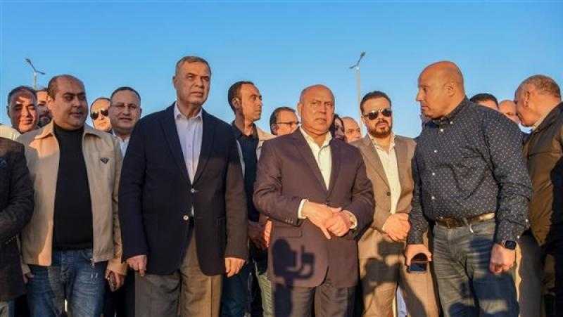 وزير النقل ومحافظ الإسكندرية يتفقدان مشروع انشاء محور تقاطع طريق حسن علام ببرج العرب