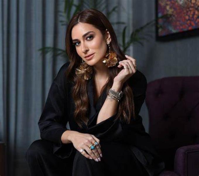 أمينة خليل تحتفل بـ حنتها وجميلة عوض تبارك لها