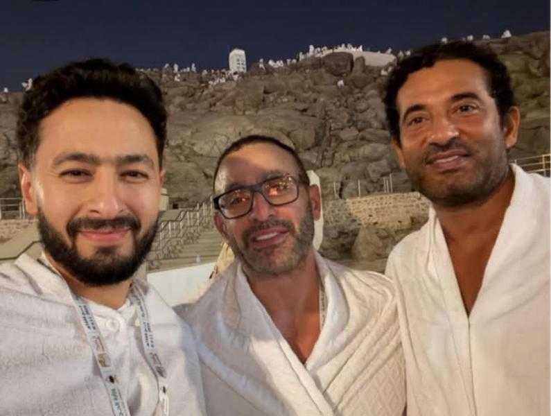 حمادة هلال رفقة أحمد السقا وعمرو سعد من الحج.. ويعلق: اخواتي