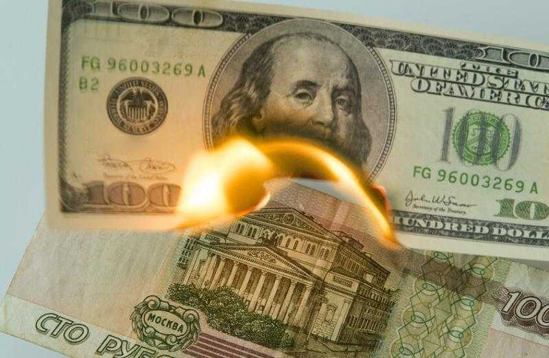 بين تعافي الروبل وتراجع الدولار.. الروس يقللون شراء العملات الأجنبية