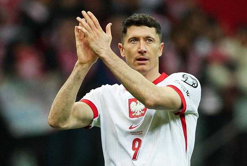 ليفاندوفسكي يتسبب في استقالة مدرب منتخب بولندا
