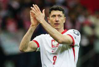 ليفاندوفسكي يتسبب في استقالة مدرب منتخب بولندا
