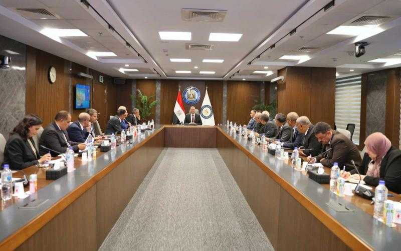 وزير البترول يلتقي مجموعة من كبار كتاب الصحافة المصرية ورؤساء التحرير وخبراء الاقتصاد والبترول